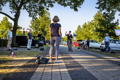 903781 Afbeelding van een repetitie van het koor Canton op het parkeerterrein van Zwembad De Kwakel aan de Paranadreef ...